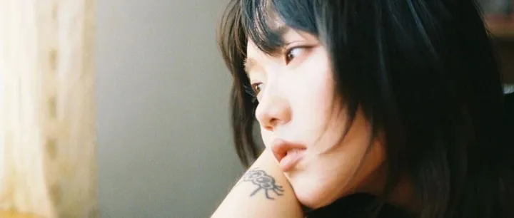 为什么她在经历了售罄、电影、热搜之后，做了这样的选择？