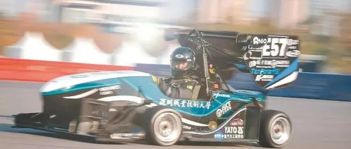 李斌点赞五千名学生：公园上演「速度与激情」，场面比《头文字D》还刺激！