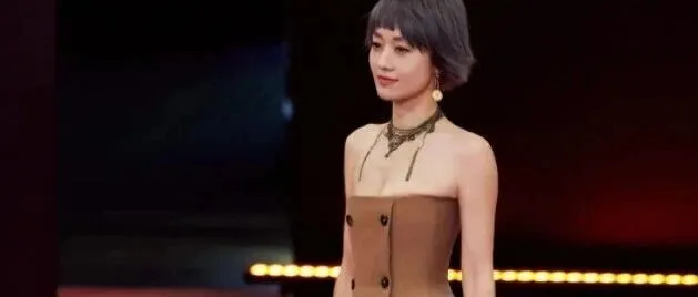 马伊琍新发型让人眼前一亮，49岁状态像30岁，美得更突出了