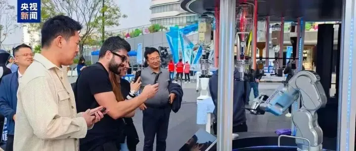 安<em>诺</em><em>机器人</em>亮相CMG大湾区<em>机器人</em>互动展演，解锁AI饮品消费新体验