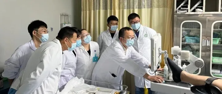 精准穿刺 智护前腺！Mona Lisa助梁亮教授完成手术演示，交大一附院开启机器人穿刺新时代！