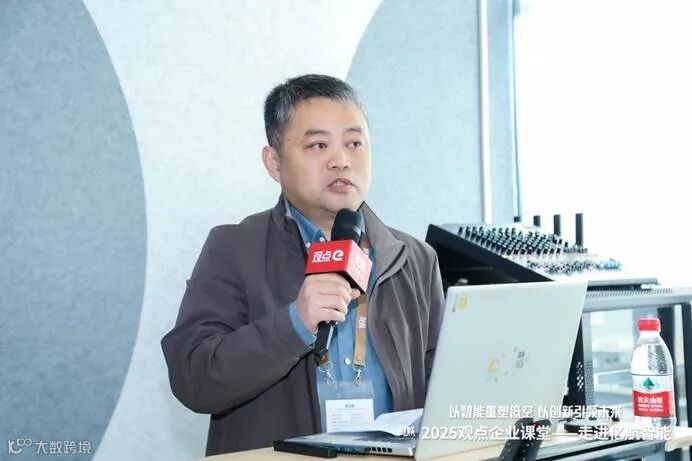 男人拿着笔记本电脑的桌子前

AI 生成的内容可能不正确。