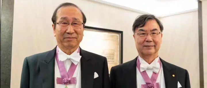 日本诺奖得主坂口与北川在斯德哥尔摩领奖