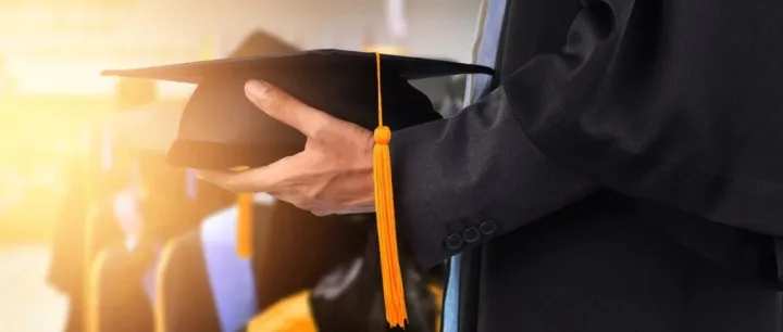 西班牙留学，你卡在“自己弄太烦，找机构太贵”的纠结里了吗？