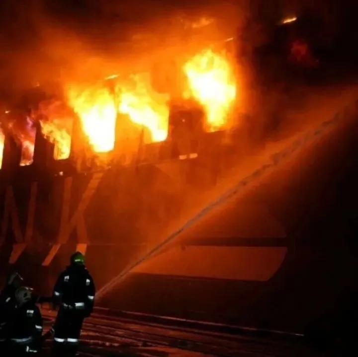 突发！港口遇袭，三艘船只受损