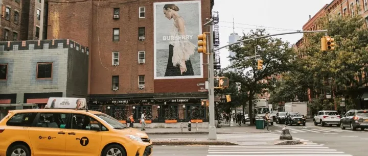 Burberry植入城市流动空间、淘宝闪购品牌换新……品牌如何借媒介塑造全新体验？｜一周案例