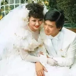 14岁和尔冬升相恋，24岁与周润发闪婚闪离，二婚惨遭背叛，情路坎坷的她，如今怎样了？