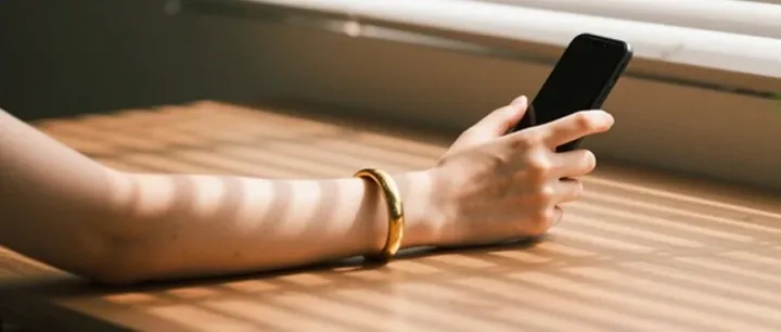 黄金再破千！AI预测10年后翻倍？现在还能买吗？