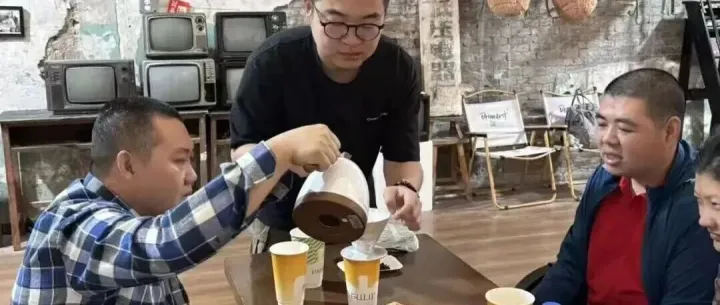 大栅栏街道残联在那伽树开展残疾人咖啡制作活动