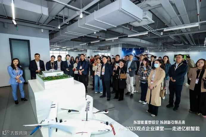 一群人站在室内

AI 生成的内容可能不正确。