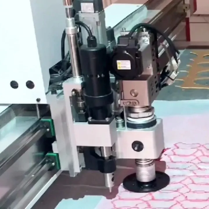 【刀头配置】冲孔+振动刀，数控裁床一机双能，孔裁兼备！