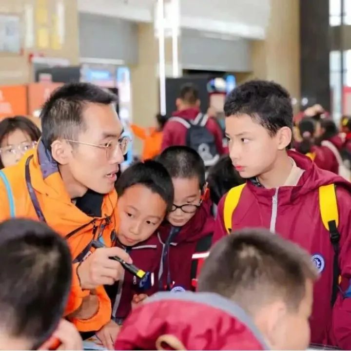 课本照进现实！1500名学子走进长虹工业园，触摸工业创新温度