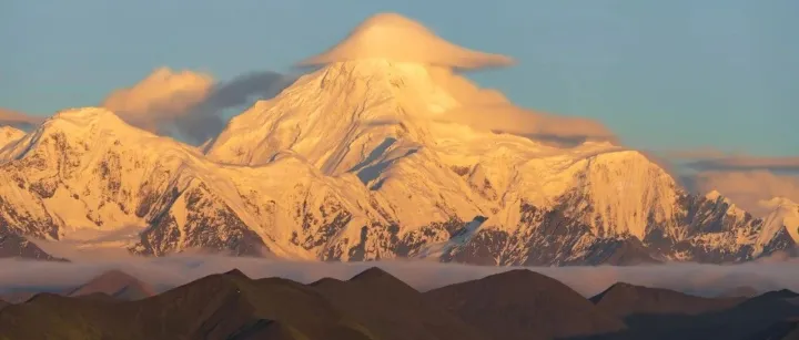 《云端漫步：航拍贡嘎，触摸雪山的呼吸》