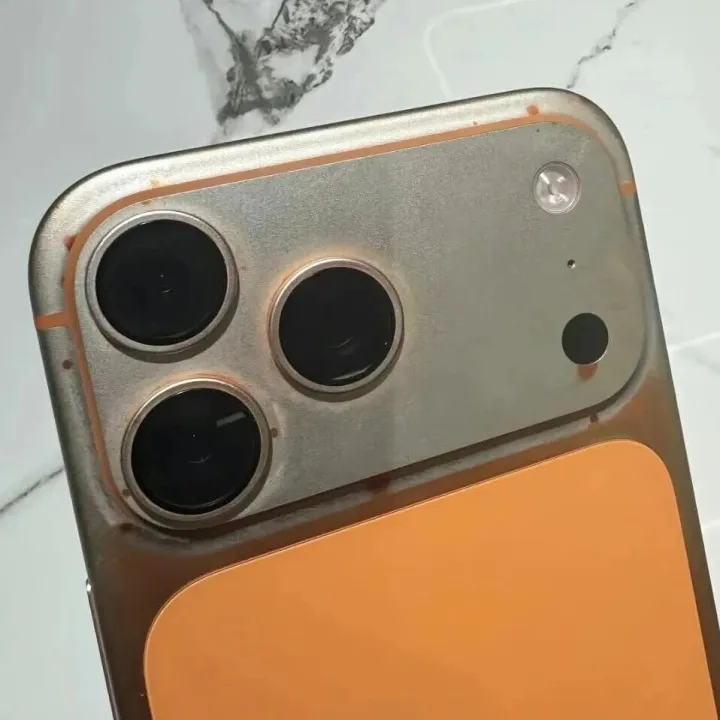 曝 iPhone17 Pro Max 被湿巾擦掉色