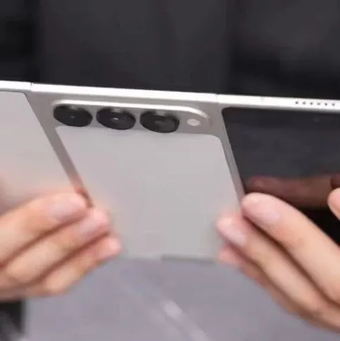 传音 <em>PHANTOM</em> Ultimate G Fold Concept 概念三折叠机型公布，超薄机身设计