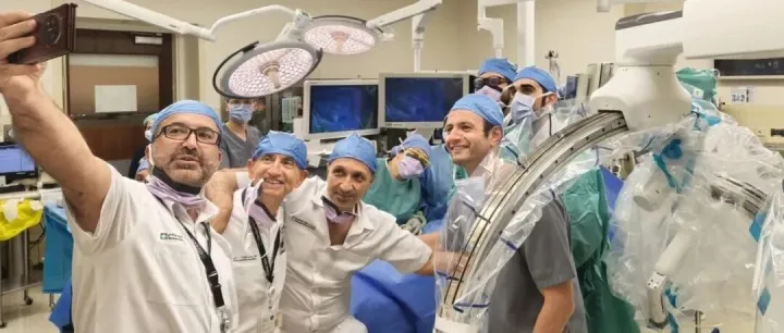 里程碑式突破！国产手术机器人商业化落地世界最高医学殿堂！