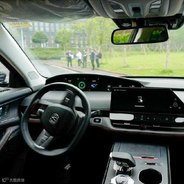 5月27日,在重庆两江新区长安汽车全球研发中心,一台搭载了自动泊车系统的试验车在进行远程自动泊车测试。新华社记者 刘潺 摄.jpg