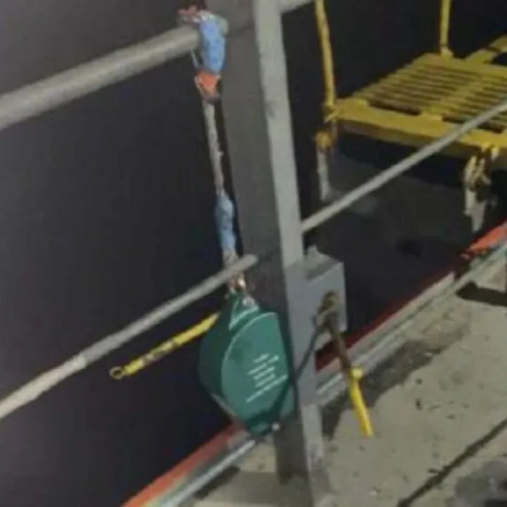 布置引水梯，钢丝绳断裂，防坠器失效，船员落水