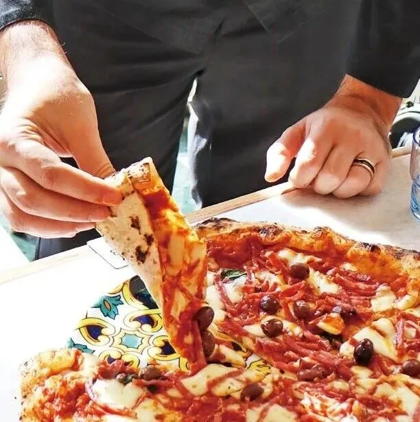 【新規開店】薄く香ばしい伝統ナポリピザ　超高温窯30秒で極上の焼き上げ