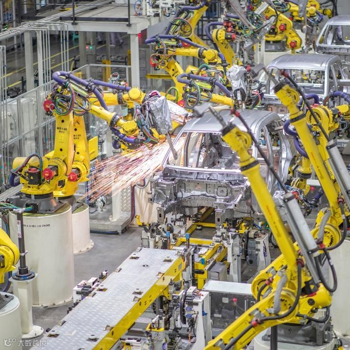 4月2日,在重庆金康赛力斯两江智能工厂焊装车间,点焊机器人在对车身线进行焊接作业。新华社记者 黄伟 摄.jpg
