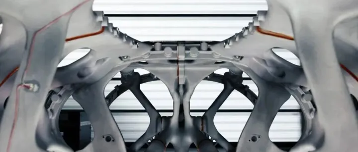 全球首款“一体式”3D打印飞机机身：5米无铆钉，竟是胶水连接！