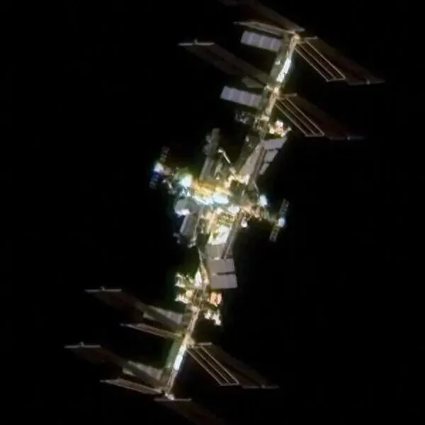 中美卫星太空互拍，吉林一号超清捕捉美国‘世景军团’