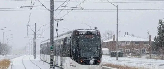 这是轻轨还是"牛车"? 多伦多男子跑步比新开通的轻轨快了18分钟!