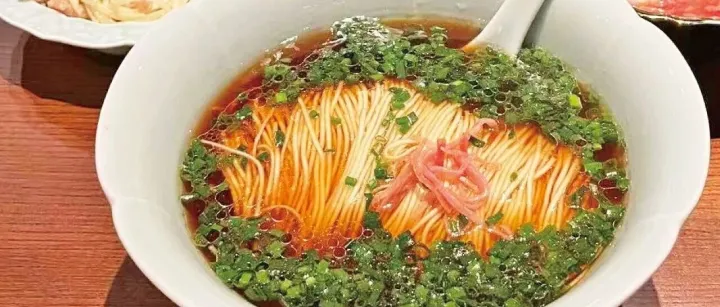 【新規開店】麺と具を好みで選ぶ蘇州式麺　琵琶生演奏で江南の雰囲気溢れ