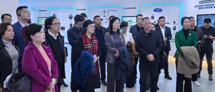 “民营企业进边疆・内蒙古行”深圳经贸考察团到显鸿科技参观调研