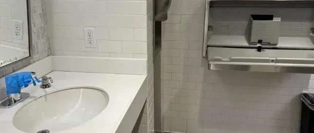 恐怖！在梅西百货上厕所 被人从背后捅刀！女嫌买长刀后进入找对象下手：“脑海中有声音命令我杀人”