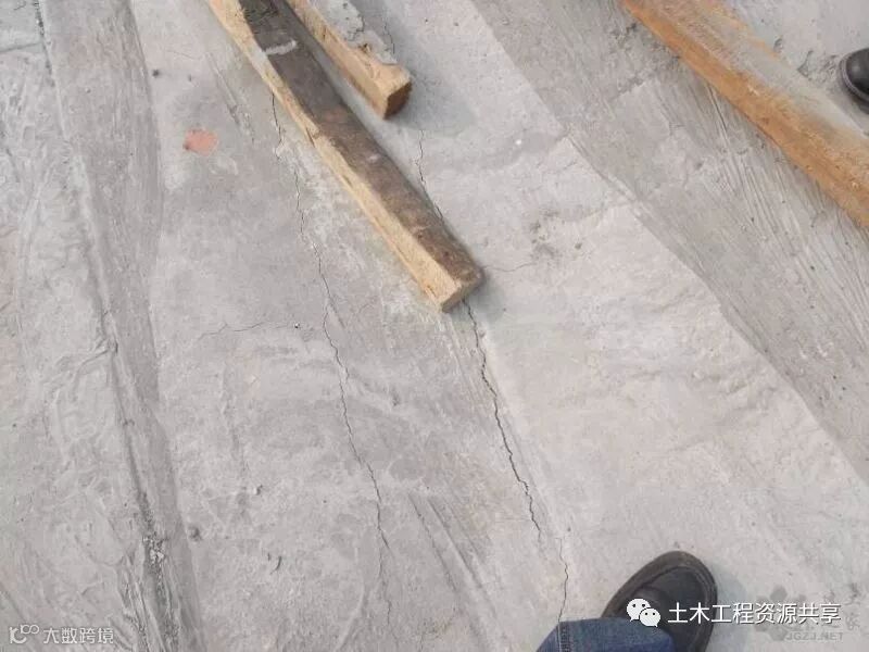 现浇板上表面开裂.jpg