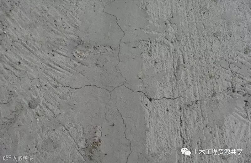楼板混凝土终凝前出现大量裂缝.jpg