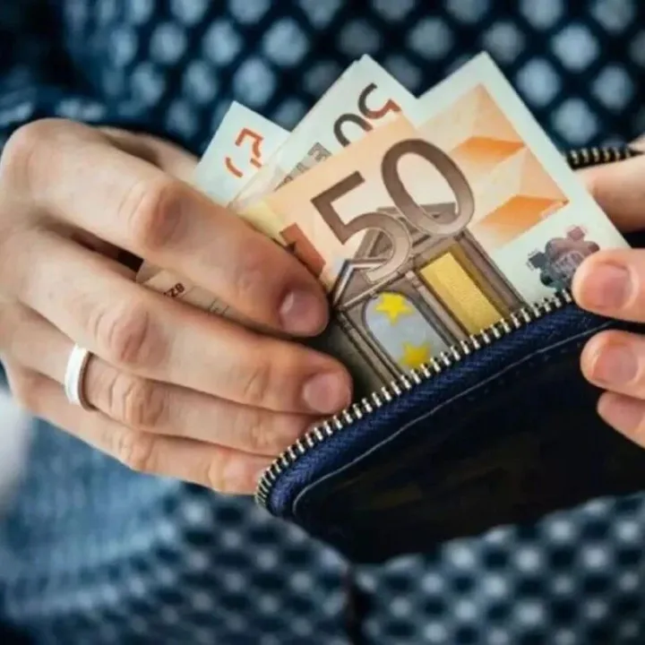 希腊家庭实际收入比<em>2004</em>年还低5%