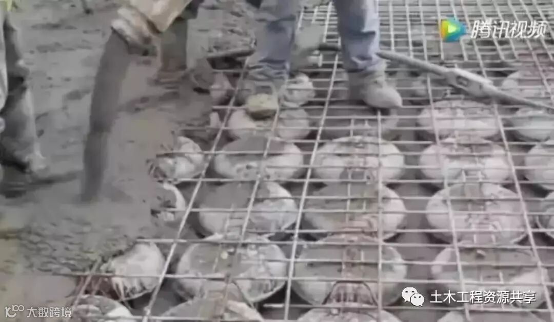 第一次见!德国人浇筑楼板混凝土时把塑料球放里面,难道是偷工减_1