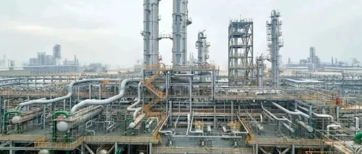 总投资305亿元的大型炼化一体化项目，产出合格产品！