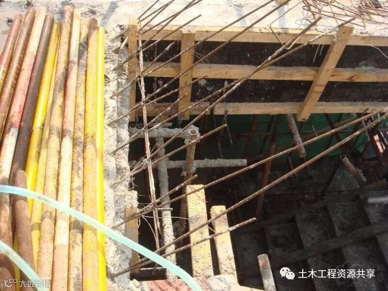 楼梯板施工缝设置位置错误 上下层钢筋位移严重.jpg