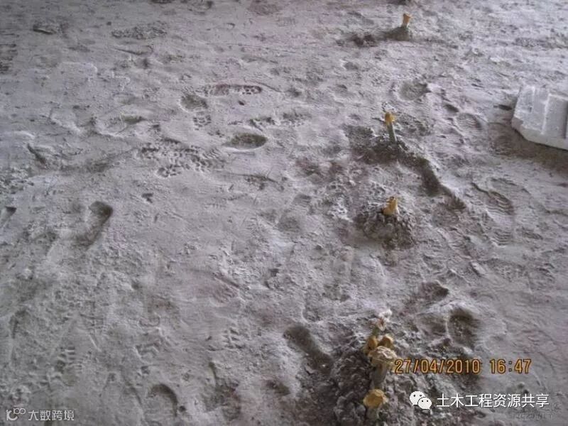 现浇板面上人过早.jpg
