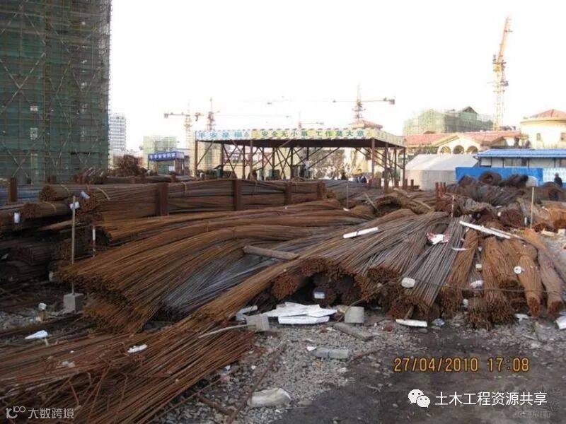 钢筋堆放混乱,未分区,无标识牌.jpg