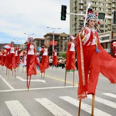 演出人员照片来啦！辽上京・2025巴林左旗千人高跷活动大巡游现场锣鼓喧天，热闹非凡，活动成功举办！