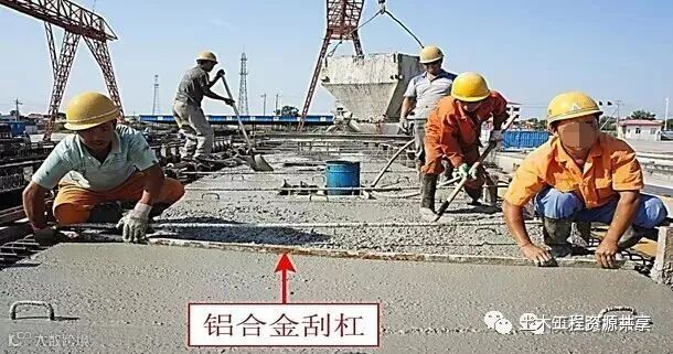 后张法预应力箱梁施工做法细节展示-铝合金刮杠