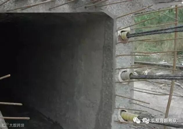 后张法预应力箱梁施工做法细节展示-梁内侧凿毛
