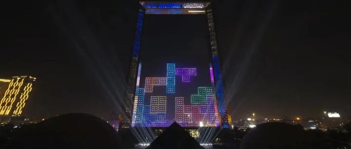 迪拜上演全球首场空中无人机俄罗斯方块大赛