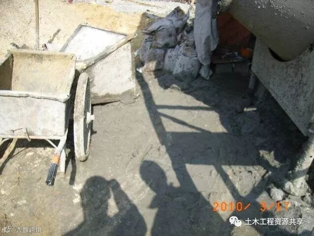 搅拌砂浆直接倾倒在土地面上.jpg