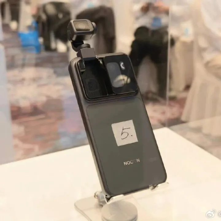 荣耀<em>ROBOT</em> PHONE首次亮相，预计明年发布