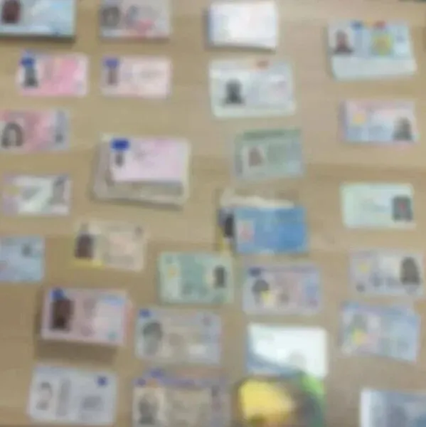 雅典市中心奥莫尼亚现“证件黑仓库”，数百本被盗护照和身份证藏这里