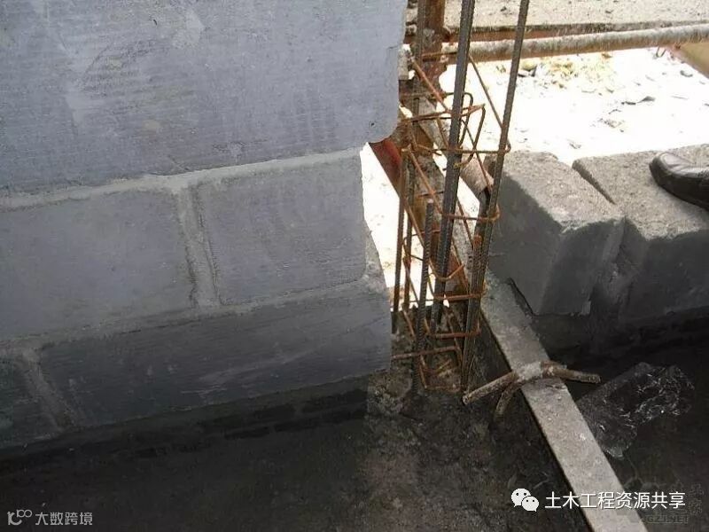 构造柱钢筋搭接未绑扎,且在箍筋外.jpg