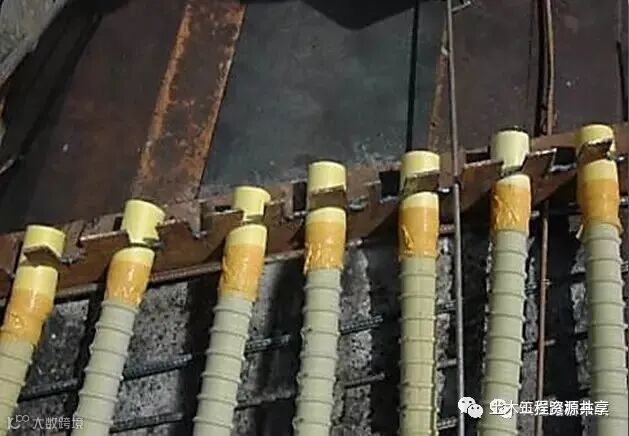 后张法预应力箱梁施工做法细节展示-管头加套管防止拆模时波纹管沿根断裂