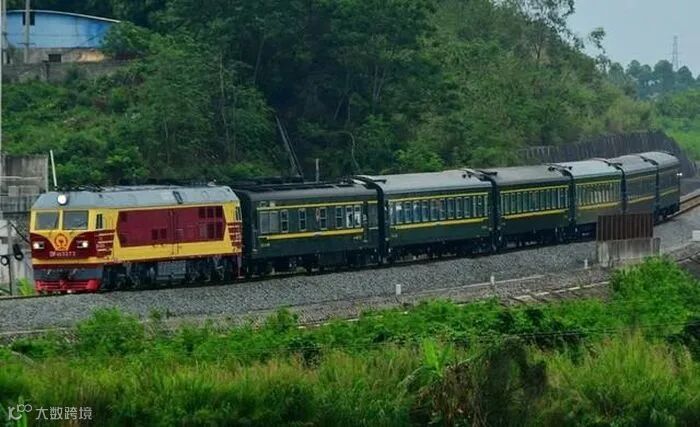 Đoàn tàu liên vận Gia Lâm- Nam Ninh qua khu vực đường sắt thuộc tỉnh Lạng Sơn.