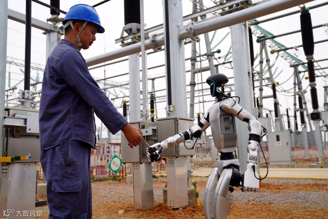 人形机器人与工作人员在220千伏吉安变电站工作现场交接工具.jpg