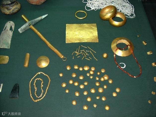 2-在保加利亚瓦尔纳史前墓地发现的金器.png